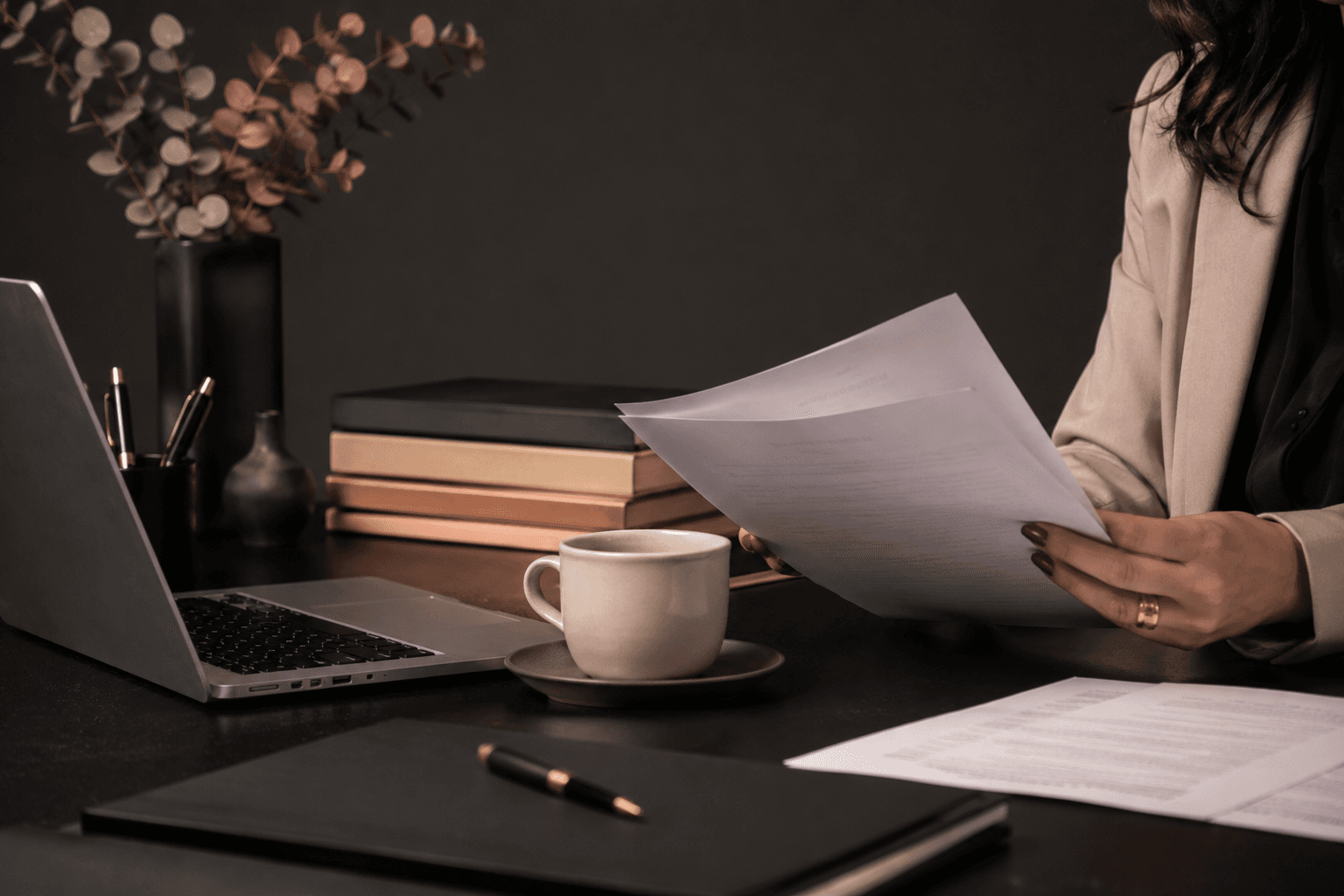 Mesa com documentos e notebook preparados para análise