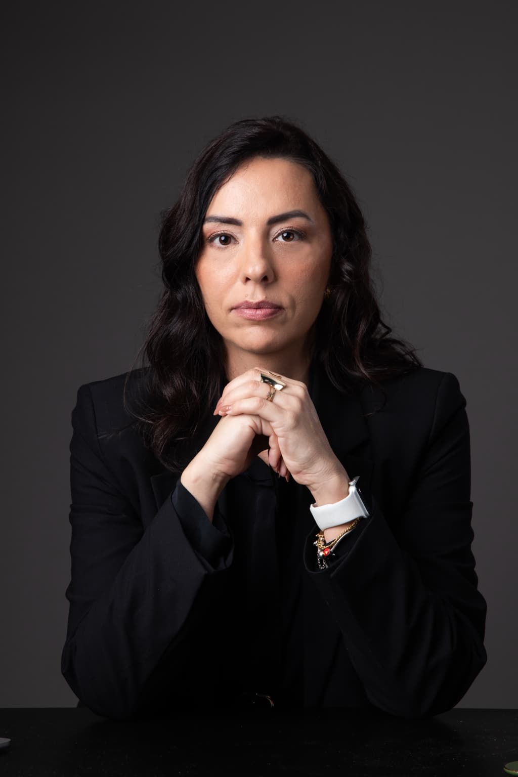 Retrato sério de Monique Fernandes
