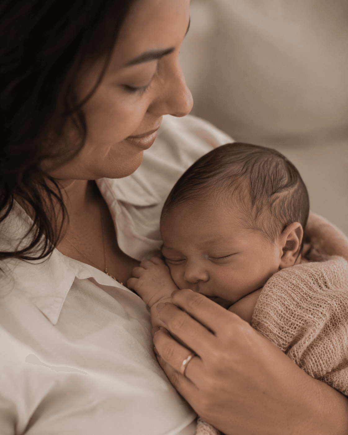 Mãe acolhendo um bebê recém-nascido