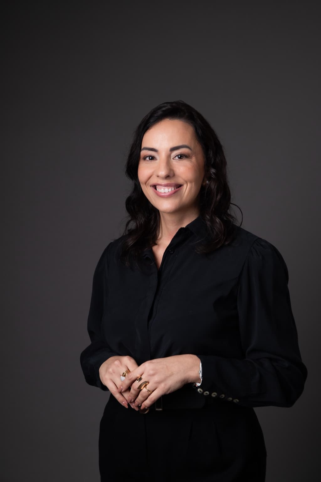 Monique Fernandes sorrindo